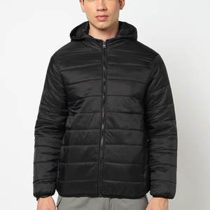 Veste matelassée en toile à capuche pour homme avec logo sur le devant - Design moderne matelassé, élégant et durable pour une utilisation en extérieur et en décontractation - Product Image 4