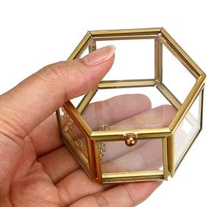 Caja de joyería hexagonal de cristal con marco dorado y tapa transparente para guardar pulseras y anillos - Product Image 4