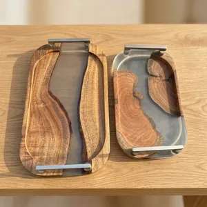 Plateau en bois et résine de qualité supérieure, alliant bois naturel et résine transparente, pour un service élégant des aliments et une organisation de la maison. - Product Image 3