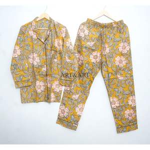 Ensemble de pyjama en coton doux pour femmes, imprimé à la main avec des motifs floraux, vêtements de nuit jaunes pour les vacances de printemps et l'usage quotidien - Product Image 1
