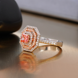 Anillo de Diamante Cultivado en Laboratorio de Corte Radiante Rojo Intenso de 0.53 CT con Claridad VS1, Oro de 14K, Certificado IGI, Diseño de Halo Cuadrado - Product Image 2