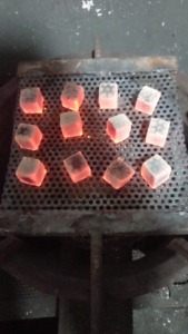 La mejor opción para quienes son apasionados por la barbacoa y fumar hookah: carbón vegetal en briquetas de primera calidad de Indonesia. - Product Image 4