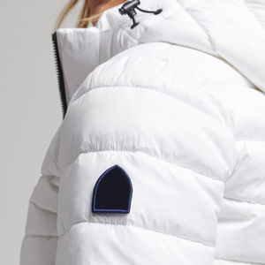 Chaqueta Acolchada Blanca para Mujer, Manga Larga, con Capucha, Cierre de Cremallera, Color Sólido, Largo Regular, Relleno de Poliéster, Logotipo Personalizado - Product Image 2