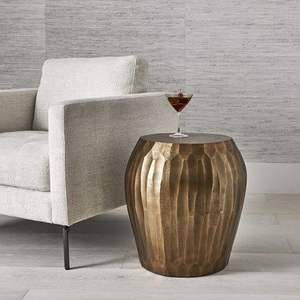 Mesa auxiliar metálica glamurosa, perfecta para decoración de alta gama, uso junto a la cama en dormitorios y entornos contemporáneos. - Product Image 4