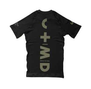 เสื้อรัดกล้ามเนื้อแขนสั้นสำหรับผู้ชาย Untamed แห้งเร็ว ผลิตจากโพลีเอสเตอร์ สีดำ พิมพ์ลายโลโก้ด้านหน้า - Product Image 2