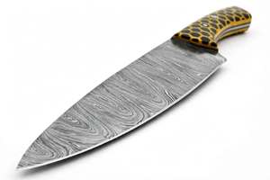 Couteau de chef artisanal en acier Damas torsadé avec manche en résine nid d'abeille jaune - Product Image 3