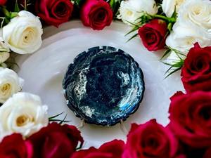 Pequeño tazón decorativo hecho a mano con diseño de geoda de resina epoxi negra para servir. - Product Image 3