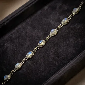 Bracelet élégant en pierre de lune arc-en-ciel, argent sterling 925, fait main en Inde, pour femmes - Product Image 2