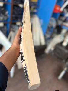 Bate de Críquet Ihsan Sports Serie Clásica Edición Emperador, de Madera de Sauce Inglesa, Duradero y Ligero, con Funda de Bate y Lámina Antideslizante de Agarre Adicional - Product Image 3