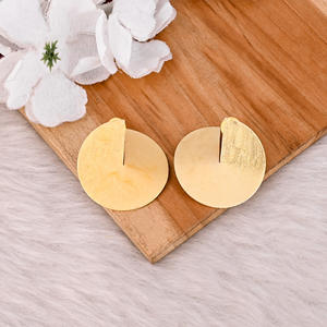 Pendientes de Botón Lisos de Latón Chapado en Oro de Alta Calidad, Hechos a Mano, Acabado Mate, Fabricante Mayorista de Pendientes de Botón de Latón Chapado en Oro - Product Image 1