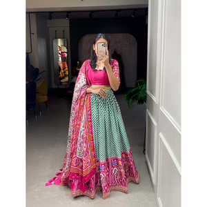 Chinon Laheriya-Estampado de Patola Con Lentejuelas Bordadas Lehenga Choli - Product Image 3
