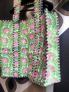 Sac à bandoulière en coton brodé de fleurs avec texture matelassée, sac fourre-tout élégant pour le quotidien et le shopping - Product Image 2