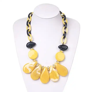 Collier en résine transparente noir et blanc pour femme, design géométrique superposé en acrylique, bijoux tendance pour soirée, cadeaux de fête - Product Image 4