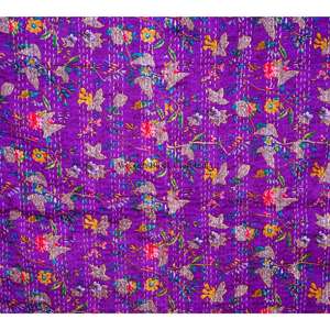 Couette Kantha en coton finie à la main avec de riches motifs imprimés et un tissu superposé doux pour une décoration de chambre confortable et accueillante - Product Image 2