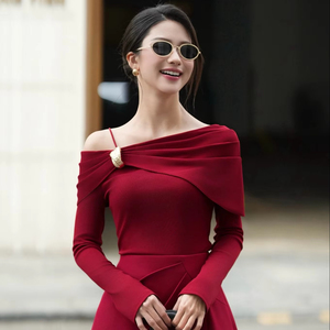 Haut élégant pour femme, rouge foncé, manches longues, col asymétrique |   Haut Layla pour des tenues décontractées élégantes |   LAVIEM - Product Image 1