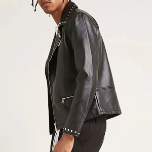 Chaqueta de Cuero Sintético con Tachuelas de Alta Calidad y Estilo Moderno para Hombre - Product Image 3