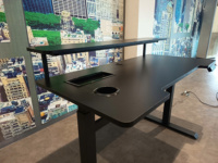 Bureau de travail électrique réglable moderne avec plateau en bois, port de charge USB, plateau de rangement et contrôleur à 4 mémoires préréglées
