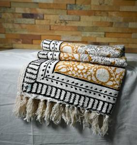 Manta Decorativa de Algodón Orgánico Ecológico Estampada al por Mayor, Diseño Moderno de Punto, Ligera para Todas las Estaciones - Product Image 2