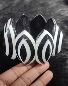 Bracelet jonc élégant en résine noire et blanche en forme de pétale fait à la main en acrylique épais bijoux de mode manchette pour femmes filles - Product Image 2