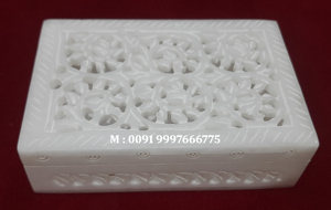 Magnifique boîte à bijoux en marbre blanc sculpté à la main, de forme rectangulaire, avec un motif floral, utilisée pour l'emballage de montres et de bijoux. - Product Image 2