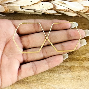Nouvelles Boucles d'Oreilles Créoles Hexagonales Minimalistes 2026 – Bijoux Modernes en Laiton Plaqué Or 18 carats pour Hommes – Polygone Géométrique – Vente en Gros OEM - Product Image 5