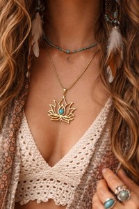 Collar Colgante de Macramé Hecho a Mano Personalizado con Mandala de Loto, Piedra Azul, Dorado y Verde, Estilo Boho, Flor, Joyería Espiritual - Product Image 2