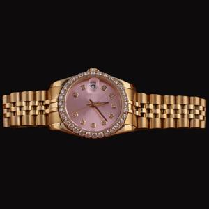 Montre personnalisée avec cadran rose, lunette sertie de diamants Moissanite, bracelet en acier inoxydable plaqué or avec fonction date automatique - Product Image 1