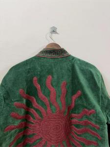 เสื้อแจ็คเก็ตผ้ากำมะหยี่สีเขียวปักลายซูซานีสำหรับผู้หญิง พร้อมลายพระอาทิตย์ แขนยาว คอตั้ง ทำมือ สไตล์โบฮีเมียน เสื้อโค้ทสำหรับฤดูใบไม้ร่วง - Product Image 3