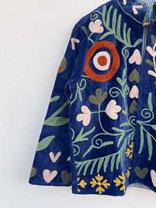 Chaqueta Bomber de Terciopelo Bordada con Diseño Suzani |   Diseño Floral Bohemio |   Abrigo de Punto Transpirable para Invierno |   Regalo para Ella |   Ropa Festiva - Product Image 3