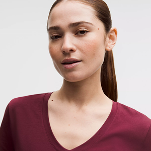 T-shirts pour femmes à col en V, manches courtes, ourlet incurvé, en coton de haute qualité, style ajusté - Product Image 4