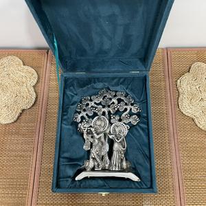 Figura de Radha Krishna en Plata con Base de Árbol y Caja de Regalo - Product Image 3
