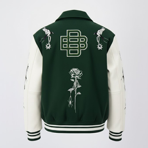 Chaqueta Varsity Verde Personalizada con Parche Bordado, Mangas Color Crema, Chaqueta Bomber Letterman Unisex - Product Image 2