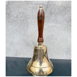 Campana de mano de latón de estilo moderno con mango de madera para entrenadores, profesores y guías de meditación, campana de mano de latón de tono claro, estilo indio - Product Image 1