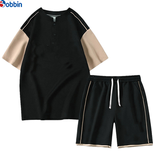 Conjunto de camiseta de manga corta con bloques de color blanco y negro para hombre, conjunto informal de verano, pantalones cortos de punto transpirables, ajuste holgado, unisex. - Product Image 5