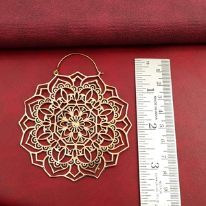 Boucles d'oreilles Mandala en laiton plaqué or, motif floral découpé, forme circulaire, décoration de mariage, cadeau, artisanat métallique - Product Image 4