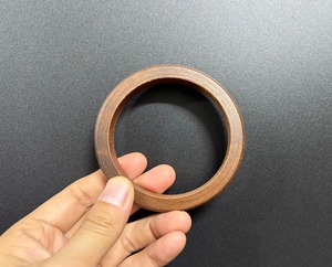 Pulsera de madera hecha a mano de alta calidad, moderna, con cuentas de colores personalizados, ecológica, duradera, artesanía natural. - Product Image 5