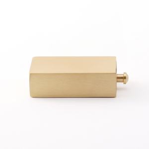 Porta Cigarros Moderno Bold Blossom en Oro Cepillado, Diseño de Barra, Duradero, Seguro, Ecológico, Modelo BB00342, Tipo Pulsera - Product Image 4