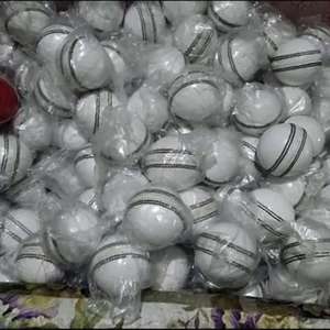 Pelotas de Cricket de Cuero Blanco de Buena Calidad para Práctica, Grado A, Cosidas a Mano | Fabricante de Pelotas Oficiales de Alta Calidad - Product Image 3