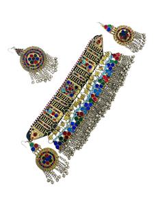 Collar clásico tribal afgano con medallones redondos en forma de escudo, monedas de plata tradicionales y detalles de cuentas rojas vibrantes. - Product Image 2