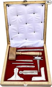 Ensemble d'outils maçonniques – Outils de Loge Rouge avec équerre, compas, maillet, règle, burin, truelle et baguettes de diacre - Product Image 5