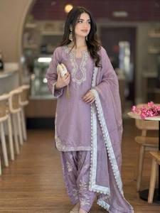 Ensemble Kurti en soie de verre romain de qualité supérieure avec broderie de sequins de 3 mm, pantalon palazzo Farshi et dupatta en organza fantaisie - Product Image 2