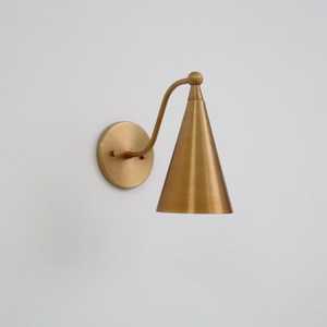 Applique murale en laiton avec abat-jour conique, design minimaliste, éclairage intérieur, décoration de chambre, forme géométrique, luminaire d'appoint moderne pour la maison - Product Image 3
