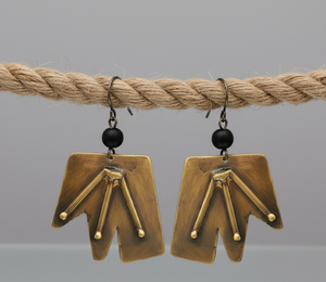 Boucles d'oreilles pendantes géométriques en laiton doré faites à la main, avec accents de perles noires, revêtement PU durable résistant au ternissement pour femmes - Product Image 4