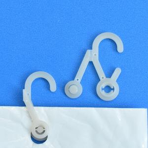 Crochet pour chaussettes en plastique Crochet QP 8 utilisations pour accrocher des chaussettes Emballage fabriqué par du plastique biodégradable écologique au Vietnam 500 pcs/sac - Product Image 5