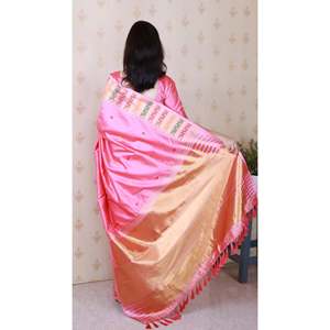 ผ้าซารีไหมเนื้อนุ่มสีชมพูอ่อน ปักลายมีนาการีด้วยด้ายซารี พร้อมขอบลายวัด  สำหรับผู้หญิง  พร้อมเสื้อและเสื้อเชิ้ต - Product Image 4