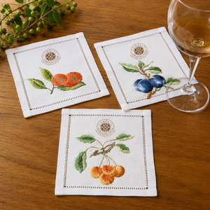 Serviette de cocktail Pop Art avec broderie aux motifs d'agrumes, apportant des couleurs fraîches et de la joie aux soirées cocktails. - Product Image 1