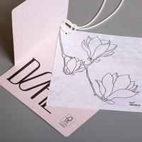 Étiquettes suspendues personnalisées en papier écologique certifié pour chaussures et sacs – Gaufrage à chaud imprimé, luxe minimaliste