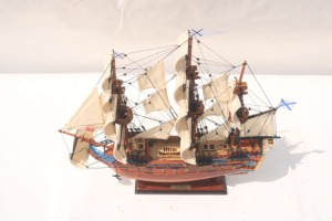 Maqueta de Barco de Guerra de la Plantaación de San Pavel Hecha a Mano - Réplica a Escala del Histórico Buque de Guerra Imperial Ruso para Decoración de Hogar u Oficina - Product Image 1