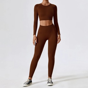 Ensemble de yoga élégant pour femmes, logo uni sur le devant, tissu extensible doux, respirant, confortable, ensemble 2 pièces de haute qualité, taille élastique - Product Image 2