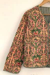 Hermosa Chaqueta Bomber Corta Acolchada Reversible Hecha a Mano 100% Algodón con Estampado Floral Color Durazno, Ecológica, para Mujer, Estilo Nuevo - Product Image 3